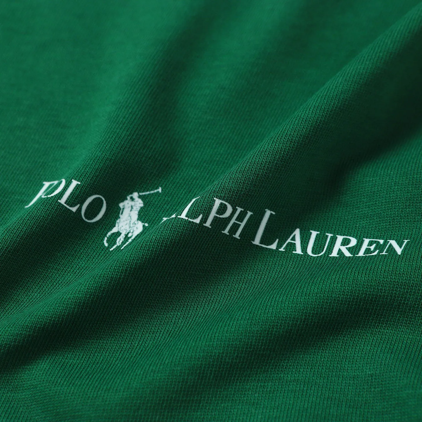 P126 Style number: 505 Ralph Lauren/Ralph Lauren 25ss new summer silicone Polo embossed round neck T-shirt. The main logo on the neck has a QR code mark, which can be scanned for verification. The 3D silicone three-dimensional English letter logo is embossed to distinguish low-quality products on the market. 32 counts, 240g hydrophilic toner, 100% cotton fabric, comfortable and soft, highly breathable, focusing on high-end cost-effectiveness, needless to say good quality. Available in a variety of colors, both boys and girls can try this genderless style, giving them a yuppie tone in no time. Immerse yourself in your leisurely style, and have your own style in retro. Natural, vivid and very French romantic feelings, perfectly integrating youthful atmosphere and trend. Color: white, black, navy blue, dark green Size: S-xL S Shoulder width 44 Bust 104 Sleeve length 23 Clothing length 72 M Shoulder width 45 Bust 108 Sleeve length 24 Clothing length 74 L Shoulder width 46 Bust 112 Sleeve length 25 Clothing length 76 xL Shoulder width 47 Bust 116 Sleeve length 26 Clothing length 78
